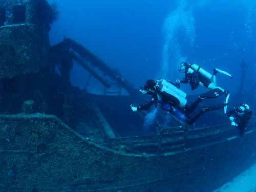 Tugboat Wreck, diving Curacao